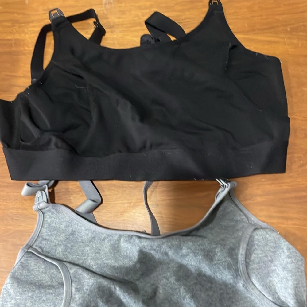 2 momcozy hands free pumping bras size M EUC